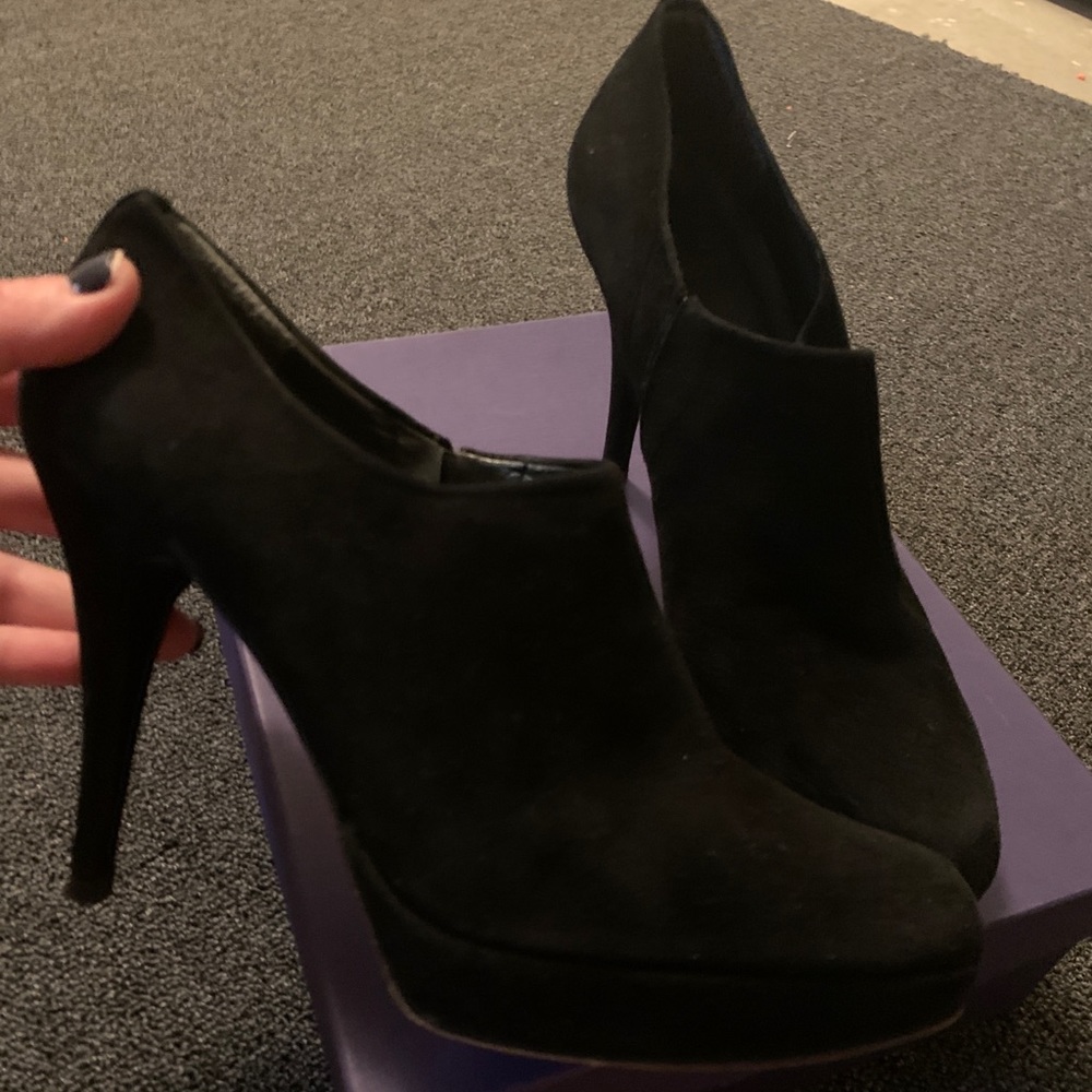 EUC Stuart Weitzman suede booties